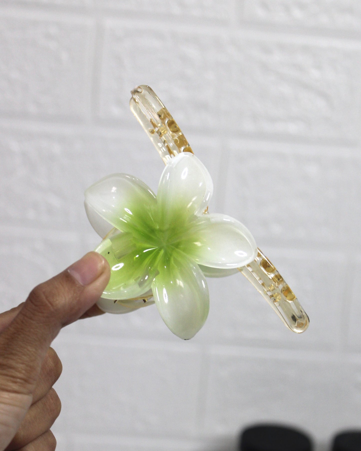 T-shaped Floral Claw C24