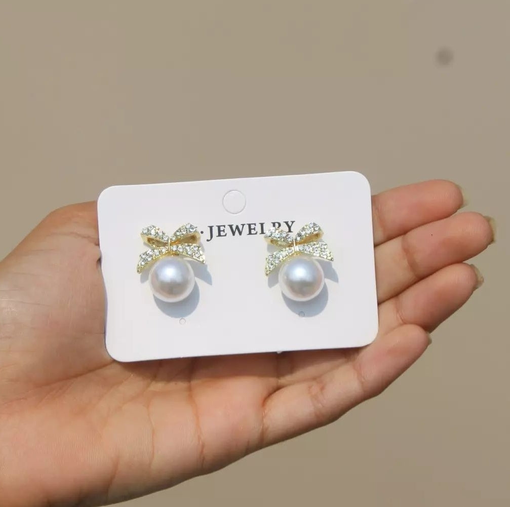 Korean earring ( Golden with white pearl)